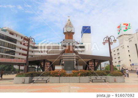 船橋駅北口デッキにある時計台と周辺の商業施設 91607092