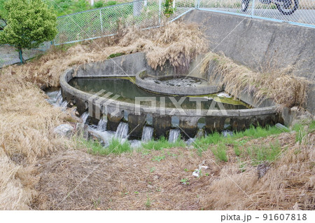 長野県の灌漑施設　西天竜幹線水路　円筒分水群「大泉23号」　特徴的な灌漑施設 91607818
