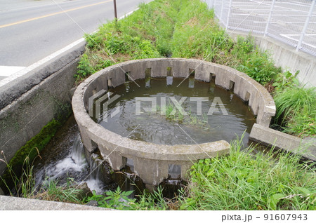 長野県の灌漑施設　西天竜幹線水路　円筒分水群「田畑29号3」　特徴的な灌漑施設 91607943