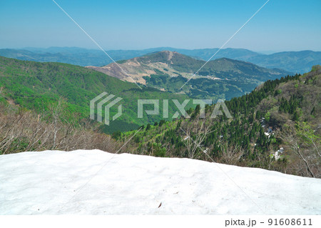 氷ノ山登山道から見た残雪と鉢伏山と中国山地の山並み 兵庫県養父市 氷ノ山登山道から見た残雪と鉢伏山と中国山地の山並み 兵庫県養父市 91608611