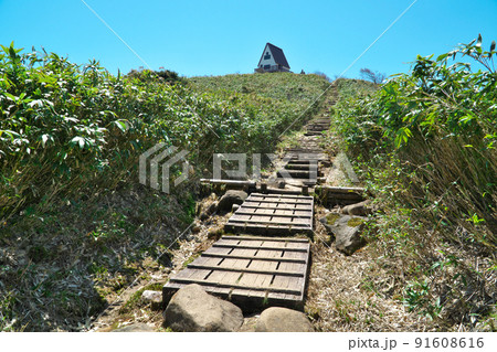 氷ノ山山頂と桟道の登山道　兵庫県養父市 91608616