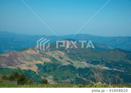 氷ノ山山頂から見た鉢伏山 兵庫県養父市 氷ノ山山頂から見た鉢伏山 兵庫県養父市 91608620