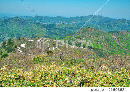 氷ノ山の山頂から見た西方向の山々の眺め 兵庫県養父市 氷ノ山の山頂から見た西方向の山々の眺め 兵庫県養父市 91608624