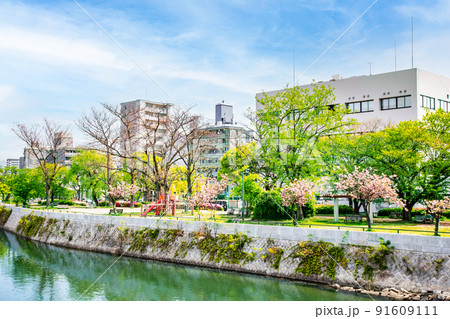 天満川に架かる広瀬橋から西十日市の天満川川岸公園を展望しています。西十日市町、広瀬町方面。広島県 91609111