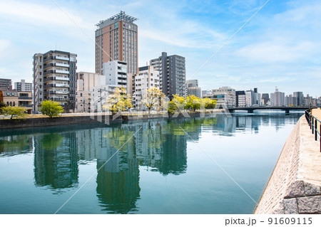 広電天満橋西詰から小網町方面を展望しています。天満川にビル影が映っています。市街地風景をどうぞ。 広電天満橋西詰から小網町方面を展望しています。天満川にビル影が映っています。市街地風景をどうぞ。 91609115