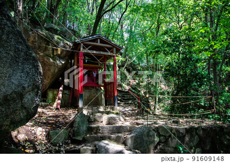 広島東照宮の境内社、金光稲荷神社の赤い鳥居が並ぶ御遺訓参道風景です。お守り写真にいかがですか。広島県 91609148