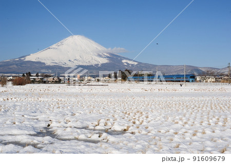御殿場線を走る特急あさぎりと富士山 御殿場線を走る特急あさぎりと富士山 91609679