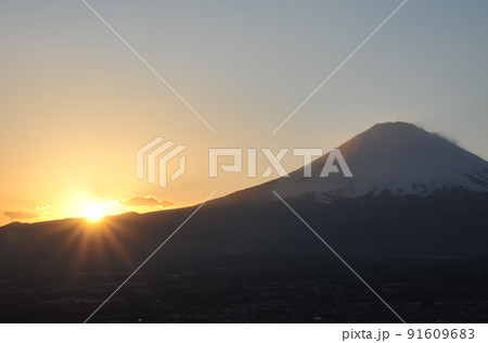 富士山の裾野から昇る朝日 富士山の裾野から昇る朝日 91609683