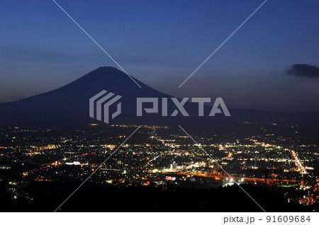 御殿場の夜景と夕闇の富士山 御殿場の夜景と夕闇の富士山 91609684
