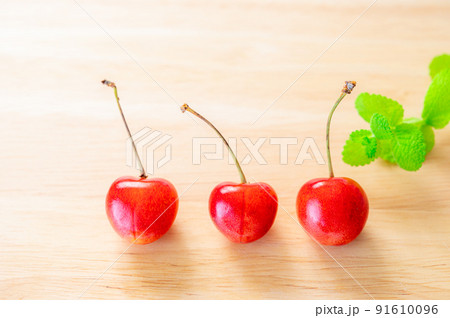 並んだサクランボ 91610096