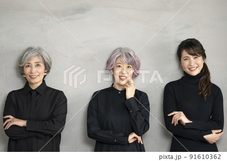 3人の50代の女性 91610362
