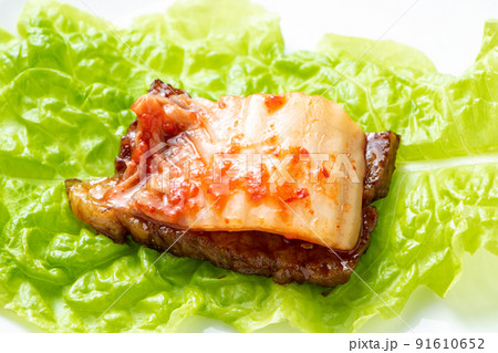 サンチュの上に牛カルビ焼肉とキムチ。 91610652