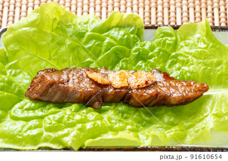 サンチュの上に牛カルビ焼肉。 サンチュの上に牛カルビ焼肉。 91610654