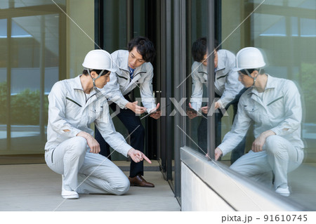 若い男性建築作業員2人　撮影協力「LINK FOREST] 91610745