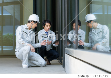 若い男性建築作業員2人　撮影協力「LINK FOREST] 91610749