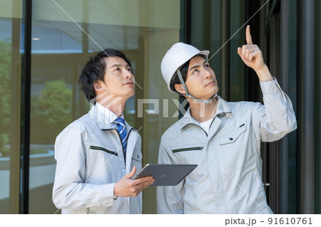 若い男性建築作業員2人　撮影協力「LINK FOREST] 91610761