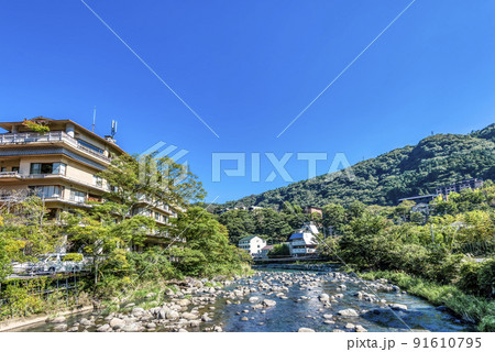 神奈川県箱根湯本　旅館と川 91610795