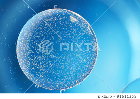 abstract light blue background with oil circles . bubbles of water close up . abstract light blue background with oil circles . bubbles of water close up . 91611355