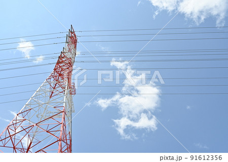 送配電網の鉄塔と快晴の空 送配電網の鉄塔と快晴の空 91612356