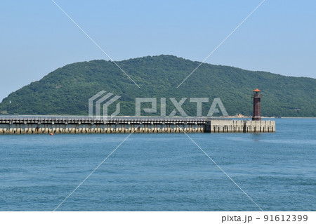 快晴の高松港玉藻防波堤灯台 香川 快晴の高松港玉藻防波堤灯台 香川 91612399