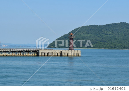 快晴の高松港玉藻防波堤灯台　香川 91612401