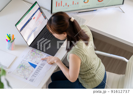 若い女性エンジニア　市場調査　商圏分析　マーケティングリサーチ 91612737