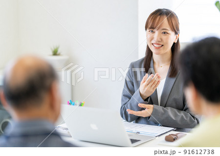 営業　相談　説明　遺言　相続　遺留分　生前贈与　接客　来客　老夫婦　打合せ 91612738