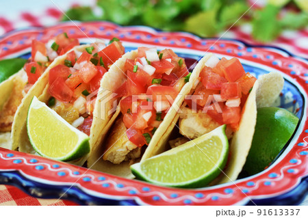 メキシコ料理の美味しいタコス 91613337