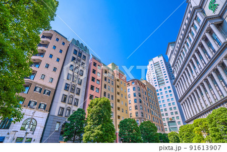 日本の東京都市景観 猛暑日が7日連続の東京都心…まるで真夏、イタリア街には青空が広がる…＝7月1日 91613907