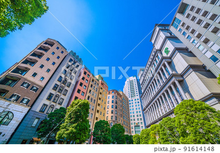 日本の東京都市景観 猛暑日が7日連続の東京都心…まるで真夏、イタリア街には青空が広がる…＝7月1日 91614148