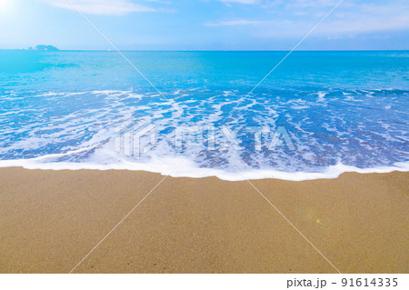 清々しい朝のビーチと波（千葉県鋸南町） 91614335