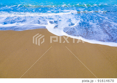 元名海岸・元名海水浴場のビーチに押し寄せる白い波。ビーチブレイク後（千葉県鋸南町） 91614670