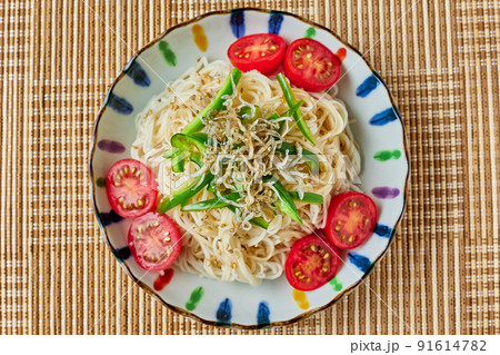 ジャコとピーマンの和えそうめん 俯瞰 ジャコとピーマンの和えそうめん 俯瞰 91614782