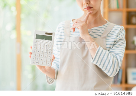 電卓を持つ若い主婦 パーツ 電卓を持つ若い主婦 パーツ 91614999