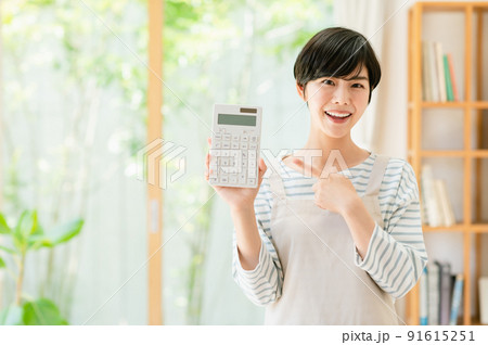 電卓を持つ若い女性 電卓を持つ若い女性 91615251