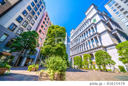 日本の東京都市景観 猛暑日が7日連続の東京都心…まるで真夏、青空が広がるイタリア街…＝7月1日 91615479