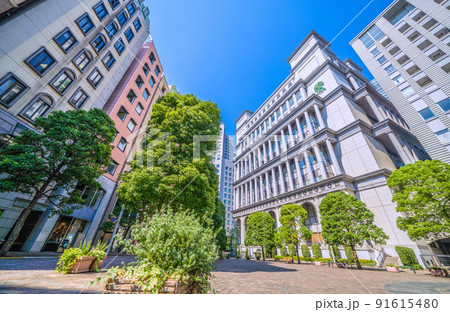 日本の東京都市景観 猛暑日が7日連続の東京都心…まるで真夏、青空が広がるイタリア街…＝7月1日 91615480