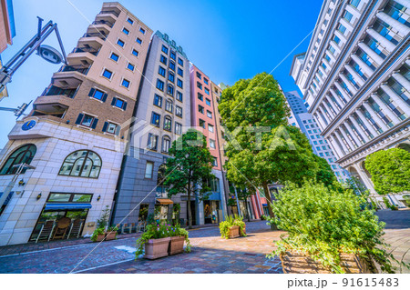 日本の東京都市景観 猛暑日が7日連続の東京都心…まるで真夏、青空が広がるイタリア街…＝7月1日 91615483