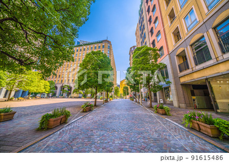 日本の東京都市景観 猛暑日が7日連続の東京都心…まるで真夏、青空が広がるイタリア街…＝7月1日 91615486