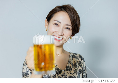 ジョッキでビールを飲む女性 ジョッキでビールを飲む女性 91616377