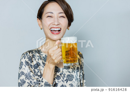 ジョッキでビールを飲む女性 ジョッキでビールを飲む女性 91616428