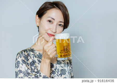 ジョッキでビールを飲む女性 91616436