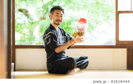 仕込んだ梅酒を眺める髭の男性 仕込んだ梅酒を眺める髭の男性 91616444