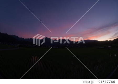 北杜市白州町、夏の夕暮れ、南アルプスの山並み茜雲と水田 北杜市白州町、夏の夕暮れ、南アルプスの山並み茜雲と水田 91617786