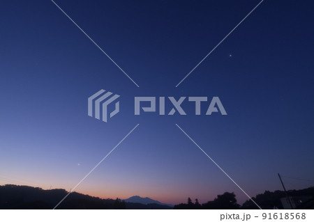 北杜市白州町、夜明けの空の天体ショー。並ぶ惑星と恒星の競演 91618568