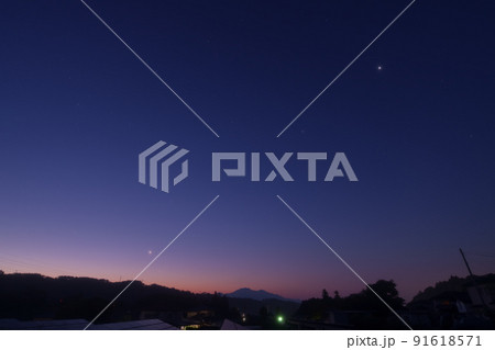 北杜市白州町、夜明けの空の天体ショー。並ぶ惑星と恒星の競演 北杜市白州町、夜明けの空の天体ショー。並ぶ惑星と恒星の競演 91618571