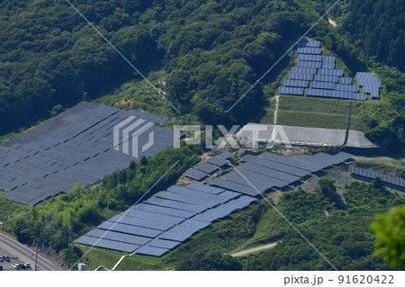 太陽光発電　山を切り開いて設置された太陽光パネル 91620422