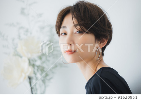 黒のワンピースのミドル女性　花束 91620951