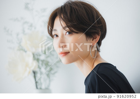 黒のワンピースのミドル女性　花束 91620952