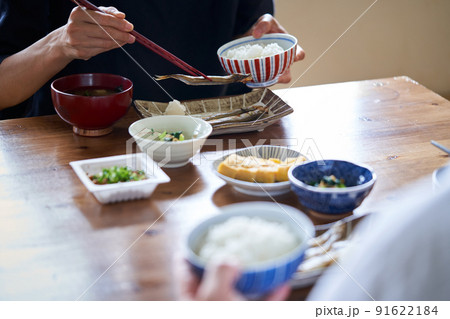 日本の朝食 食事風景 日本の朝食 食事風景 91622184